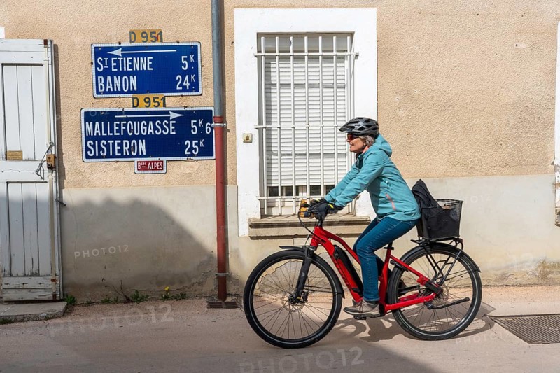 Bicycle, e-bike, woman, bike tour, cycle tourism, road sign, direction, St. Etienne, Banon, Mallefougasse, Sisteron, D951, Provence, France