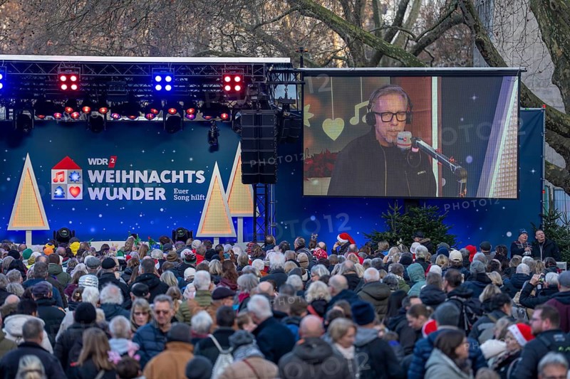 The WDR2 Christmas Miracle, fundraising campaign over 5 days long, non-stop broadcast, 24 hours, by 4 presenters, here the 4th time, this time from Burgplatz in Essen, collecting donations against hunger in the world and for food banks in North Rhine-Westphalia, 15, 644, 256€ were donated, big event with huge reach, North Rhine-Westphalia, Germany