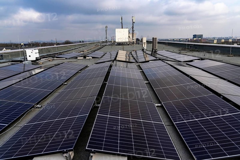 Photovoltaic system on the roof of the Heinz-Nixdorf-Berufskolleg in Essen, 170 modules deliver an output of 76.5 kWp, part of EON's SmartQuart project