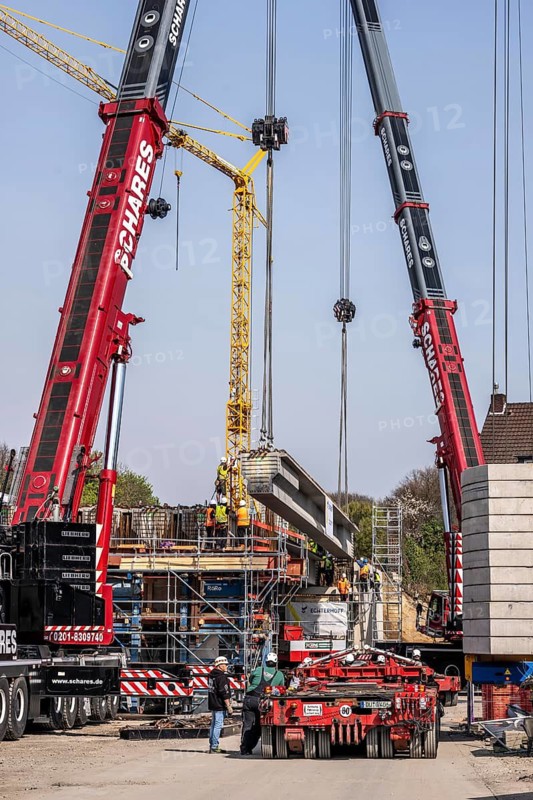 First part of the assembly of the new, 120-meter-long A516 motorway bridge, across Teutoburger Straße in Oberhausen-Sterkrade, 2 large cranes lift the 24 bridge sections weighing up to 121 tons and up to 40 meters long, which are then connected by tendons using a globally unique process, the prefabrication of the bridge parts and the construction process reduces the construction time from 24 to 7 months, per direction, the bridge, built in 1970 was severely damaged, traffic continues to roll on the still existing West Bridge, after which the Completion of this bridge, the western part is also demolished and then rebuilt, traffic rolls in one lane on the new bridge, North Rhine-Westphalia, Germany