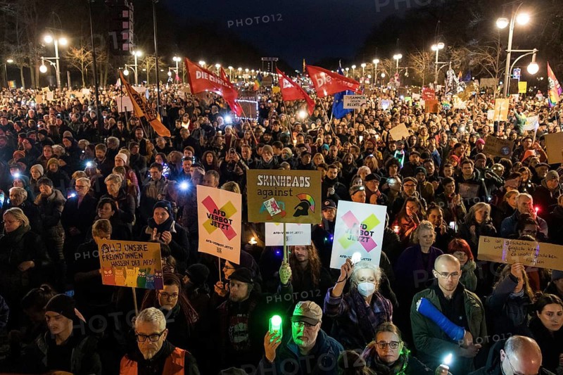 Overview of the demonstration in front of the Brandenburg Tor under the motto Sea of lights against the shift to the right . The demonstration is directed against the general shift to the right by the AfD and CDU, among others, and in the USA by Donald Trump and Elon Musk, among others. Berlin, 25.01.2025