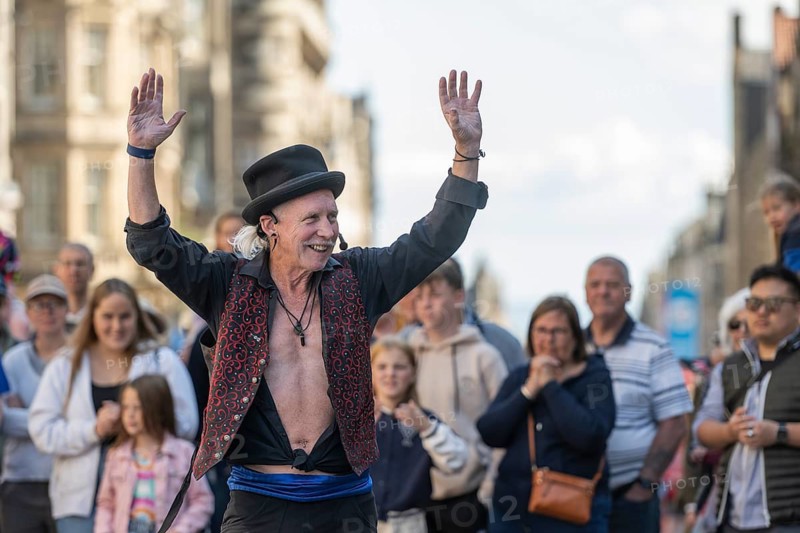 Street performers and spectators, world's largest cultural festival The Fringe, High Street, Edinburgh, Scotland, United Kingdom, Great Britain