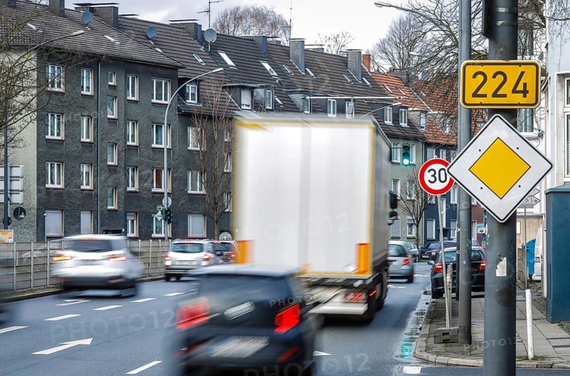After-work traffic in the low emission zone on the B 224 Alfredstraße in Essen Rüttenscheid, 30 km/h speed limit in one section, Essen, Ruhr area, North Rhine-Westphalia, Germany