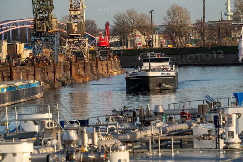 Dutch tanker Endeavour, on its way to the port of Rotterdam, tankers, tankers for liquids, chemicals, crude oil products, lying in the harbour channel, of the port of Duisburg-Ruhrort, at the quay, Duisburg, North Rhine-Westphalia, Germany