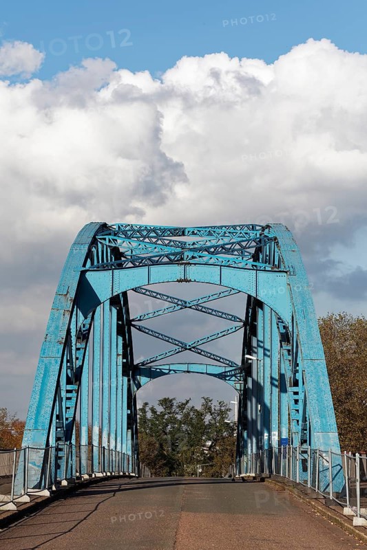 Bassin Bridge, arched truss bridge over the former Ruhrort railway harbour, built in 1907, Duisburg-Ruhrort, North Rhine-Westphalia, Germany