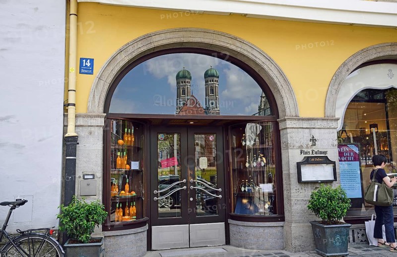 Europe, Germany, Bavaria, Munich, Dallmayr, delicatessen and coffee, fine shop in Dienerstraße, entrance portal, reflection of the Church of Our Lady, Hamburg, Hamburg, Federal Republic of Germany