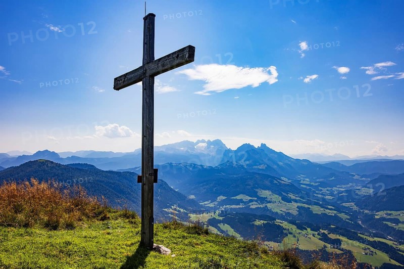 Summit cross on the Einberg with a view of the Dachstein massif, Osterhorn group, Salzkammergut, Salzburg province, Austria