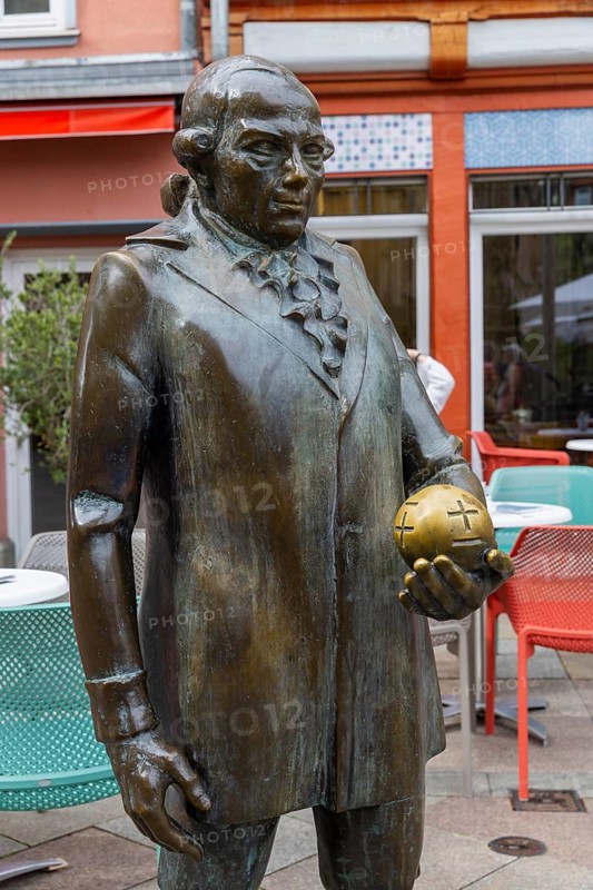 The Lichtenberg sculpture was officially donated to the city of Göttingen by the initiator of the monument, Göttingen publisher Tete Böttger, on 30 April 2015, having previously been given to the city on permanent loan, Lichtenberg Denkmal Markt, Göttingen, Lower Saxony, Germany