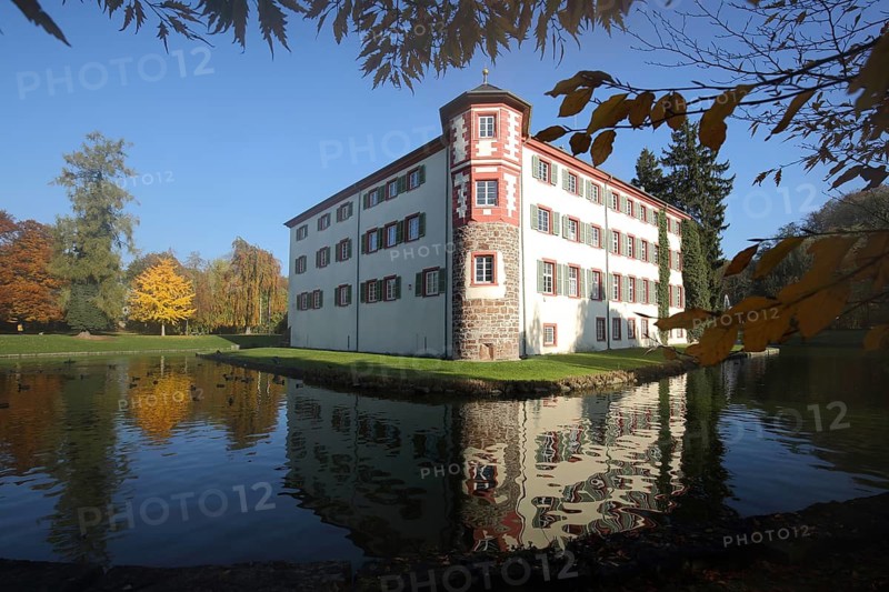 Water castle with reflection in pond, autumn colors, Eichtersheim, Kraichgau, Baden-Württemberg, Germany