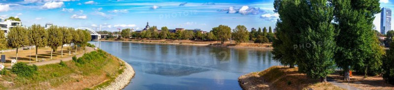 Panoramic picture of Ludwigshafen with a view of the Rhine. Park Island is on the right-hand side of the picture, with the Konrad Adenauer Bridge and Mannheim in the background