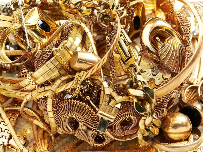 Old gold, various pieces of jewellery, studio shot
