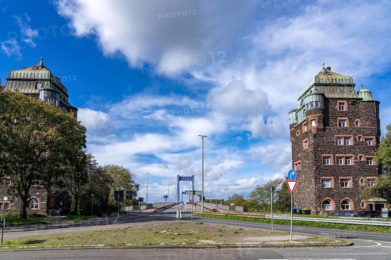 The Friedrich Ebert Bridge over the Rhine between Ruhort and Homberg, bridge towers, Duisburg, North Rhine-Westphalia, Germany
