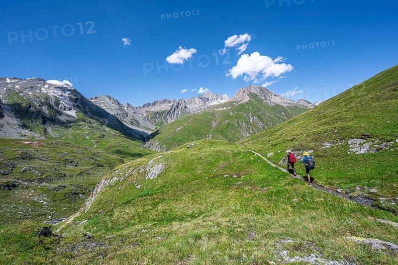 Two mountaineers on a hiking trail on the Daberlenke, view of rocky mountain peaks in the Karbachtal valley with Tredebergspitze, Lasörling Höhenweg, Lasörlinggruppe, Hohe Tauern National Park, East Tyrol, Tyrol, Austria