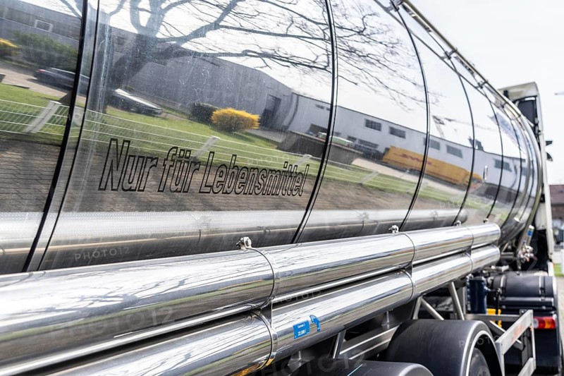 Large tanker for liquid foodstuffs Stainless steel tanks, V2A steel, with multi-chamber technology Germany