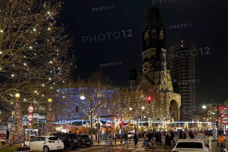 Christmas market at the Kaiser Wilhelm Memorial Church, Breitscheidplatz, Berlin, Germany, 12 December 2024 < english> Christmas market at the Kaiser Wilhelm Memorial Church, December 12, 2024