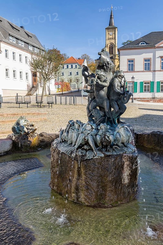 Frog fountain on the market square, in the background the town church, Hartha, district of Central Saxony, Saxony, Germany