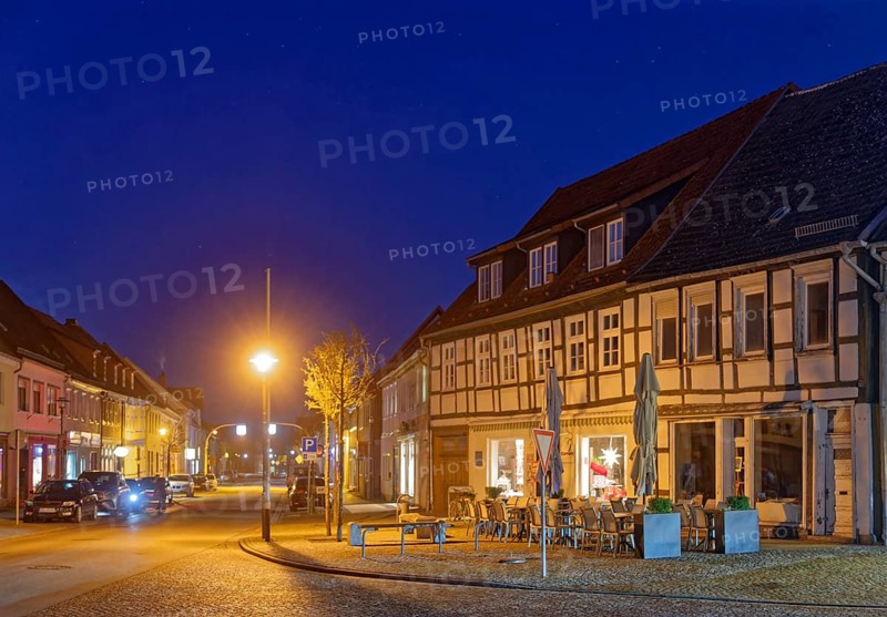 Catering, shops and residential buildings on the corner of Mühlenstraße and Am Markt in the Hanseatic town of Seehausen at night. Seehausen, Altmark, Saxony-Anhalt, Germany