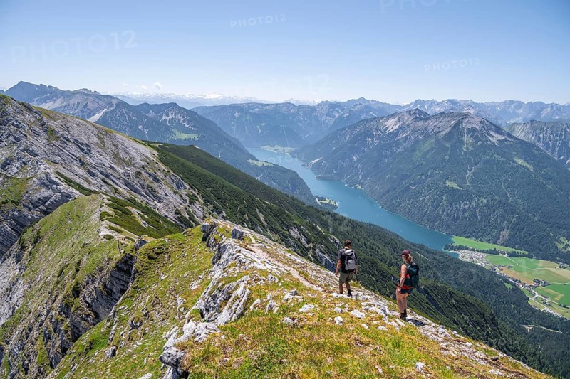 Mountaineer on the summit ridge of the Unnütz, behind Achensee and Seekarspitze, Unnütz crossing, Brandenberg Alps, Tyrol, Austria