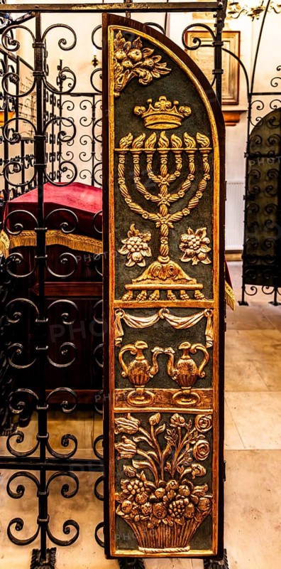 Bima, Remuh Synagogue, 1553, one of two synagogues still in use today, Kazimierz Jewish Quarter, important, formerly independent district that has developed into an important center of Jewish culture since the 14th century, Krakow, Poland