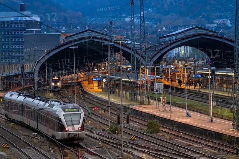 The main railway station of Hagen, station halls, tracks, platforms, regional train, North Rhine-Westphalia, Germany