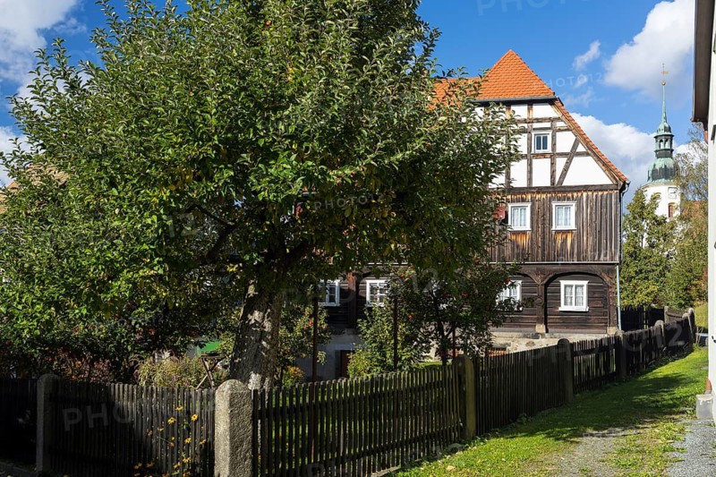 Half-timbered house, in the background the baroque church of Obercunnersdorf, Oberlausitzer Bergland, Saxony, Germany