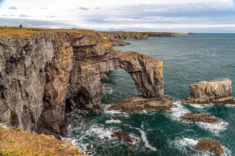 The natural rock bridge Green Bridge, Pembrokeshire Coast National Park, Pembrokeshire, Wales, Great Britain