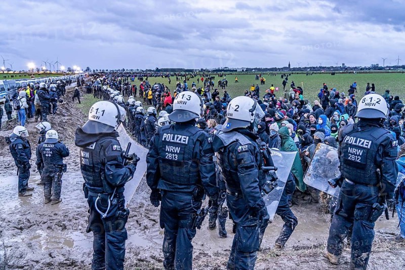 Violent clashes between thousands of demonstrators and the police, after a demonstration against the demolition of the brown coal village of Lützerath, the demonstration participants try to get to the rest of the village, Lützerah, and storm it, the police prevent this with a large contingent of forces, Erkelenz, North Rhine-Westphalia, Germany