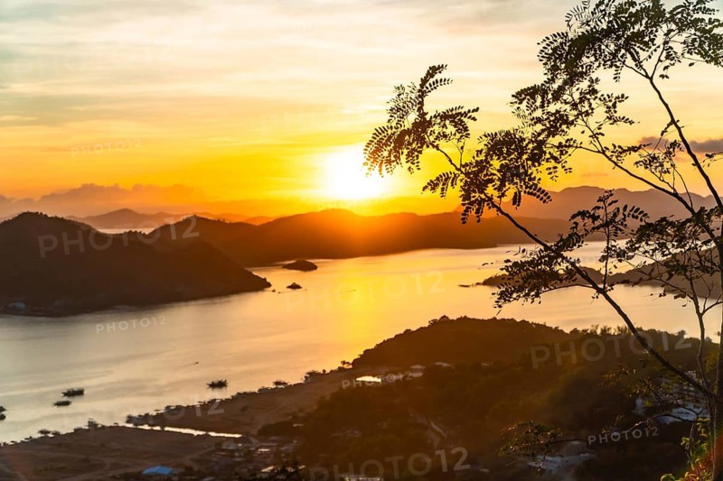 Breathtaking sunset over coron island in the philippines, seen from mount tapyas, creating a magical golden hour landscape