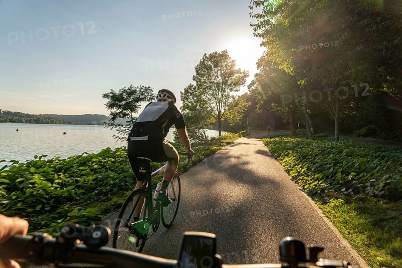 Cycling on Lake Baldeney, around 14 kilometres around the Ruhr reservoir, summer evening on the eastern shore, Essen, North Rhine-Westphalia, Germany