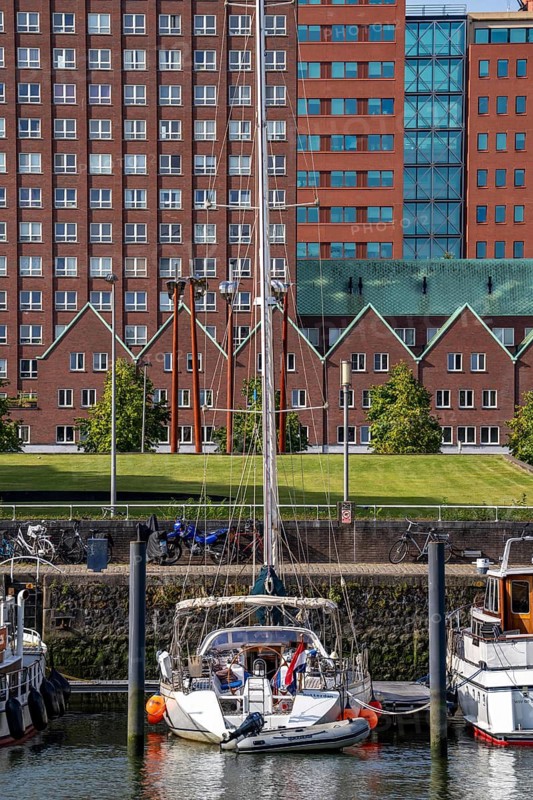 Warehouse-style houses, at the Spoorweghaven, in the Kop van Zuid-Entrepot neighbourhood, boats in Rotterdam Marina, Rotterdam, Netherlands