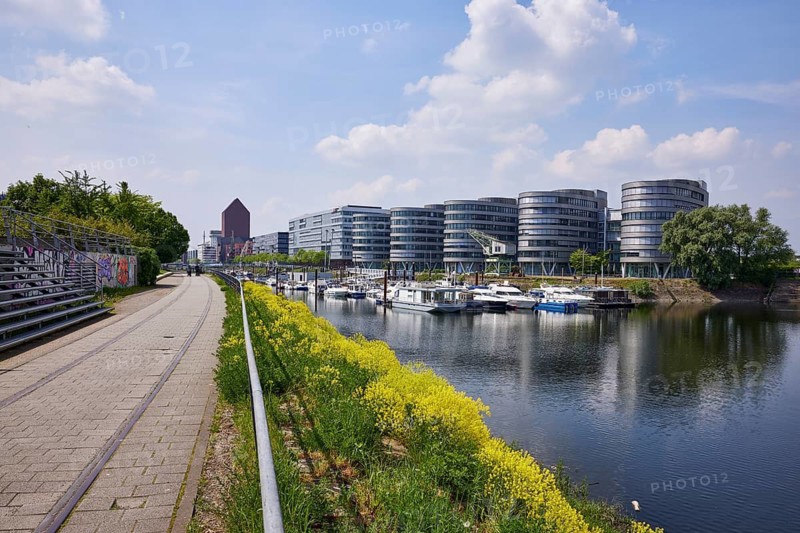 Five Boats office building by architect Sir Nicholas Grimshaw & Partners and the marina on Philosophenweg in the inner harbour of Duisburg, Ruhr district, independent city, North Rhine-Westphalia, Germany