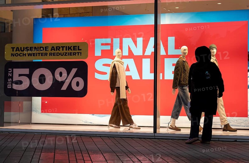Final Sale, Clothing department stores' on Schadowstraße, large poster in the shop window advertising the winter sale, rainy weather, Düsseldorf, North Rhine-Westphalia, Germany