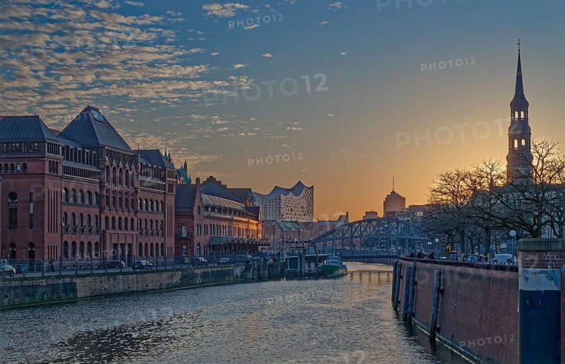The customs canal, on the left the former main customs office and now the German Customs Museum in Hamburg's Speicherstadt, the Kornhausbrücke and on the right the St. Catherine's Church. Hamburg, Germany