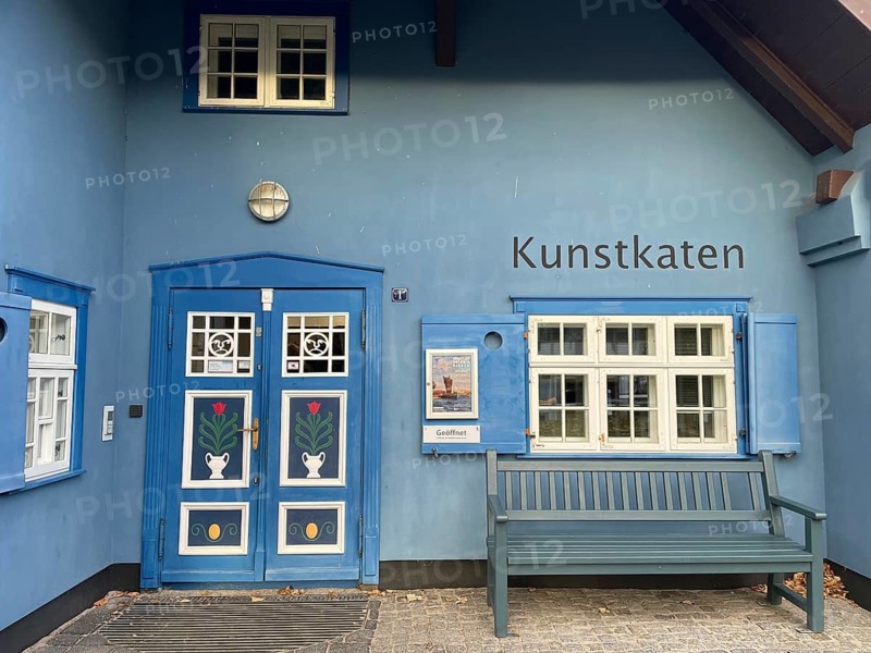 Galerie Kunstkaten, Künstlerdorf und Baltic resort Ahrenshoop, architecture, tradition, houses with thatched roofs, reed thatched roofs, Darss-Zingster Bodden chain, Baltic Sea, peninsula, nature, autumn, nature reserve, Fischland-Darss-Zingst, Mecklenburg-Western Pomerania, Germany