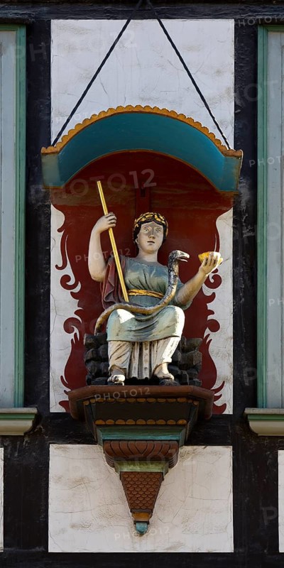 Hygieia, figurative façade decoration, patron saint of pharmacists, Raths-Apotheke Goslar, one of the oldest pharmacies in northern Germany, Lower Saxony, Germany