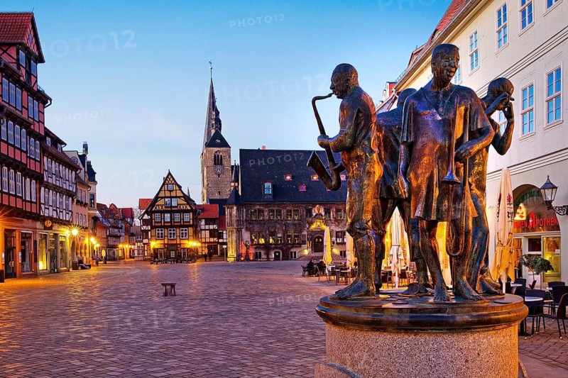 Market with town hall, market church and fountain Münzenberg musicians in the evening, World Heritage City of Quedlinburg, Saxony-Anhalt, Germany