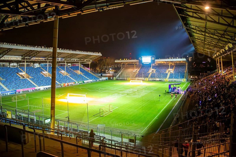 SV Waldhof Mannheim stadium singing: 4, 700 visitors came to Mannheim's Carl Benz Stadium to sing Christmas carols together and become part of the largest choir in Mannheim
