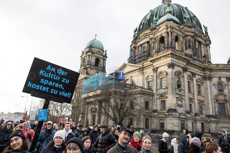 Sign Saving on culture costs too much! in front of the Berlin Cathedral at the #unkürzbar! Demonstration against the Berlin Senate's savings plans, Berlin, 15.12.2024. The Senate plans to cut around 10% of Berlin's 2025 budget, including in the areas of culture, education, transport and climate protection