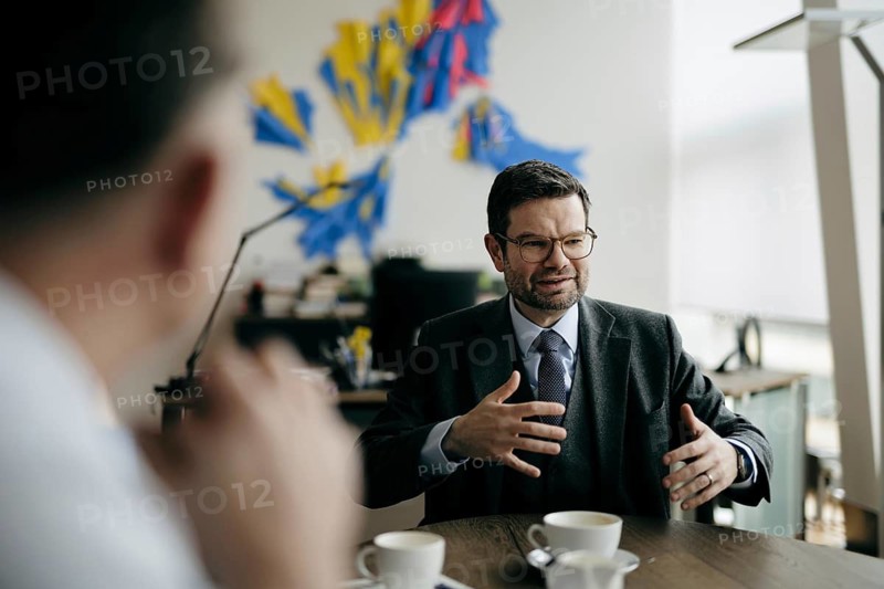 Marco Buschmann (FDP), Bundesminister der Justiz, aufgenommen im Rahmen eines Interview fue NBR in Berlin, 12.12.2023