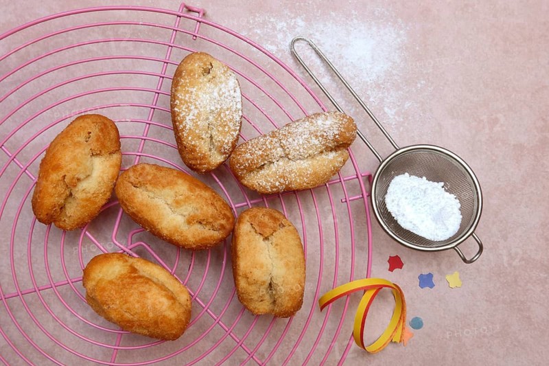 Schenkeli, sweet pastry for the carnival season, Switzerland