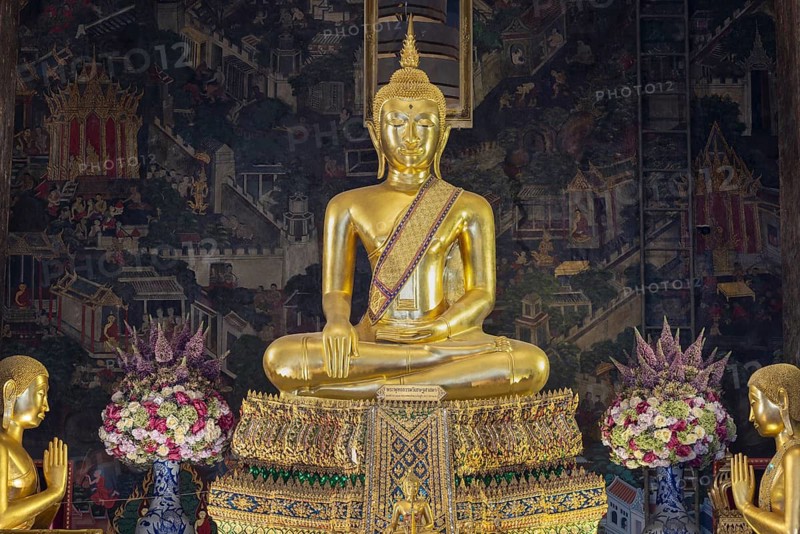 Golden Buddha statue, Bhumispara-mudra, Buddha Gautama at the moment of enlightenment, Wat Worawihan, Wat Prayurawongsawas Worawihan, Bangkok, Thailand