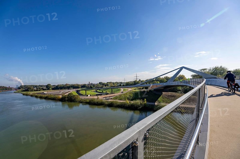 New bridge over the Rhine-Herne Canal and the Emscher, leap over the Emscher, bicycle and pedestrian bridge, 412 metres long, at the so-called Emscherland, Castrop-Rauxel water cross, North Rhine-Westphalia, Germany