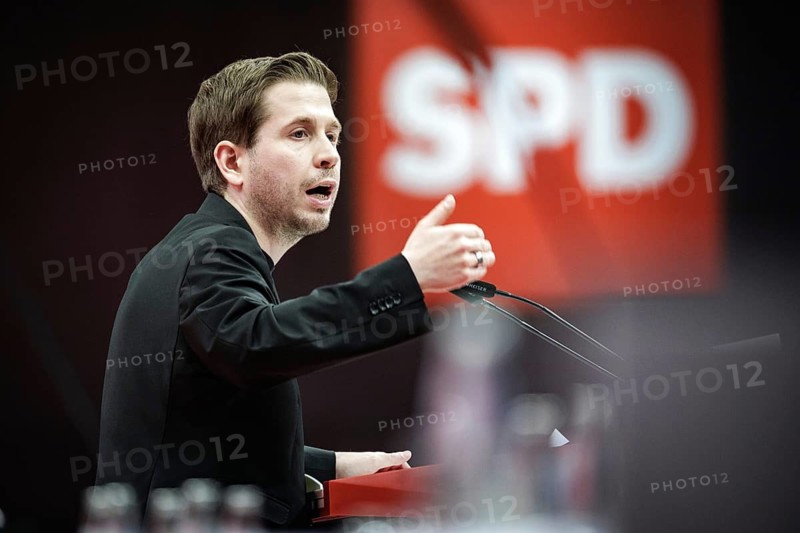 Kevin Kuehnert, SPD-Generalsekretaer, aufgenommen im Rahmen des Bundesparteitages der Sozialdemokratischen Partei Deutschland (SPD) in Berlin, 08.12.2023. Von Freitag bis Sonntag beraten die Delegierten ueber aktive Standort- und Industriepolitik, ein Ja