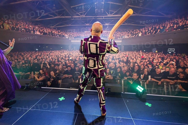 Stumpen (Gero Ivers), singer of Knorkator with a pool noodle live on All good things are 30! Tour at the Columbiahalle in Berlin on 20/03/2026