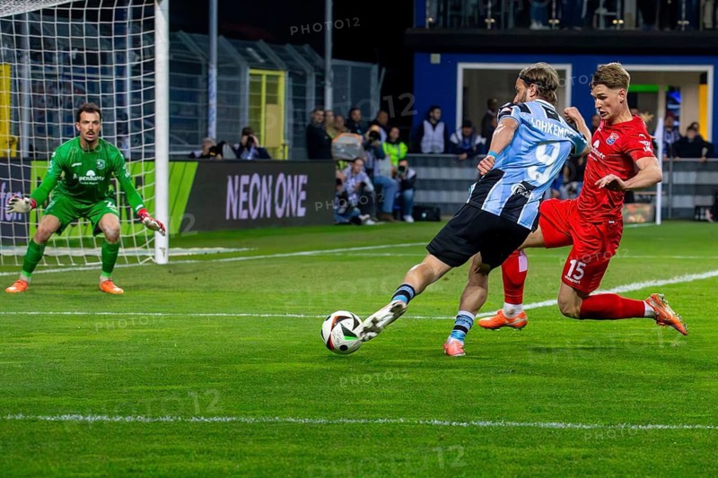 Football 3rd division, Season 2024/25, Matchday 32: Waldhof Mannheim vs SpVgg Unterhaching***Felix Lohkemper (9, Mannheim) with a good scoring chance