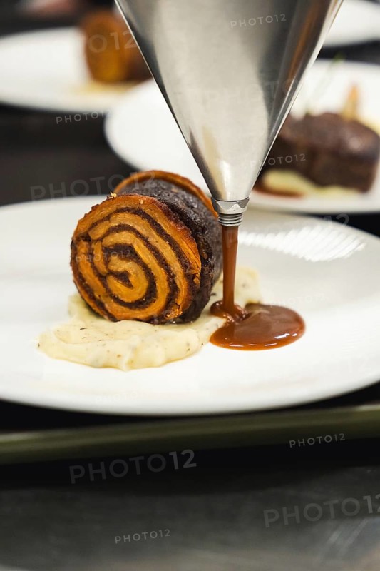 A culinary fusion combining cinnamon roll and slow-cooked oxtail in its own juices, enhanced by aromatic herbs. A spectacular contrast of textures and flavors