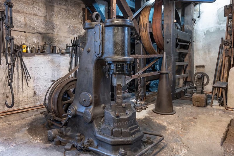 Air hammer and transmission gearbox in a historic hammer mill, Industrial Museum Lauf, Sichardstr., Lauf an der Pegnitz, Middle Franconia, Bavaria, Germany