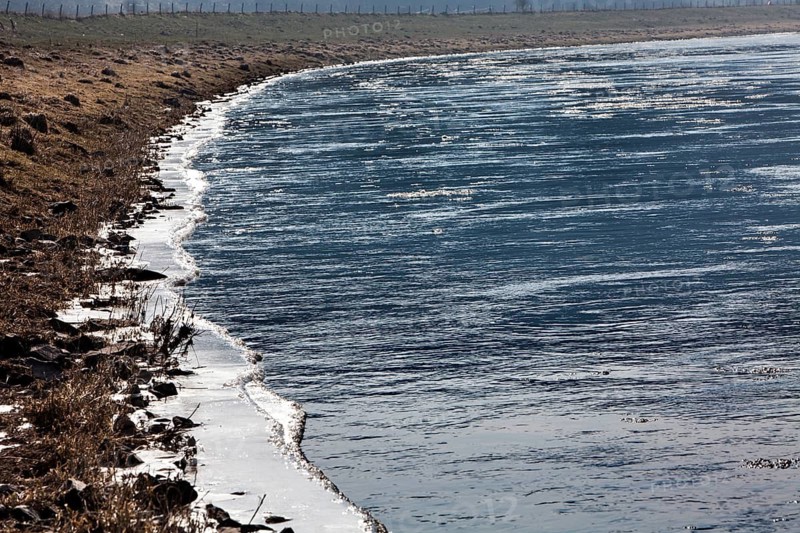 River Weser in winter, near Oberweser, Gewissenruh, Weser Uplands, Weserbergland, Hesse, Germany