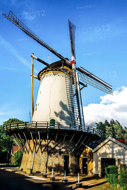 Windmill, walk along the Rotte, route from the modern city center to the green suburbs such as Hillegersberg or the Hoge Bergse Bos. historic waterway leads past riverbanks, parks and the Prinsenmühle, Rotterdam, Netherlands