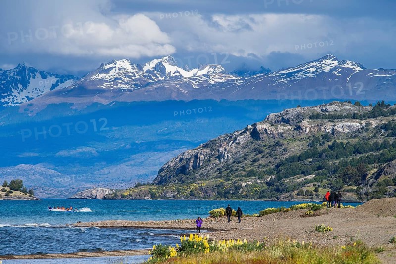 Walkers, tourists on the beach of the lake Lago General Carrera, also Lago Chelenko, snow-covered mountains in the background, Puerto Rio Tranquilo, Aysen region, Patagonia, Chile